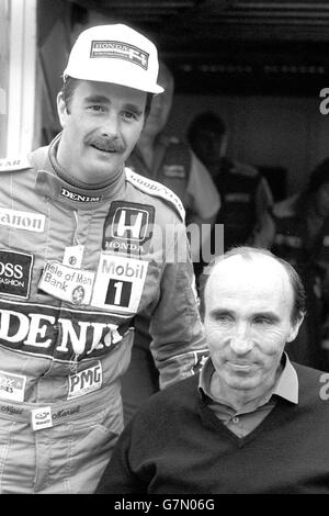 Courses automobiles - Formule 1 - Grande-Bretagne Grand Prix de pratique - Brands Hatch, Kent.Nigel Mansell à Brands Hatch avec son patron d'équipe de Williams Frank Williams, qui a été paralysé par un accident de voiture en mars. Banque D'Images