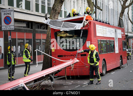 Les services d'urgence sur place à Kingsway, Londres, après cinq blessés lorsqu'un autobus londonien a fait arrater son toit. Banque D'Images