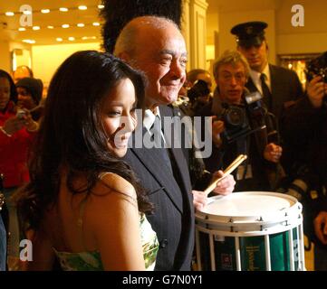 Soldes du nouvel an Harrods - Knightsbridge.L'actrice américaine Lucy Liu tient avec Mohamed Al Fayed comme elle a officiellement ouvert le Harrods janvier sale. Banque D'Images