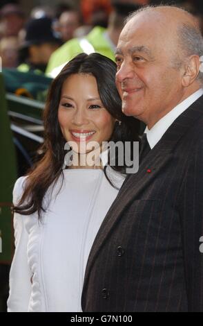 L'actrice américaine Lucy Liu avec Mohamed Al Fayed comme elle Arrive à l'ouverture officielle des soldes de janvier de Harrods Banque D'Images