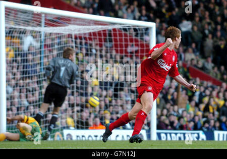 John Arne Riise de Liverpool (à droite) se détourne pour célébrer après Marquer le deuxième but contre Norwich City Banque D'Images