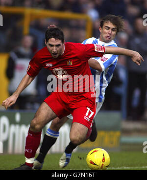 Bradley Orr de Bristol City retient Chris Brandon de Huddersfield (à droite) du ballon, PAS D'UTILISATION DU SITE WEB du CLUB d'ONOFFICIEUX. Banque D'Images