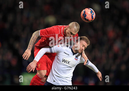 Martin Skrtel de Liverpool et Matthew Mills de Bolton Wanderer se disputent la balle Banque D'Images