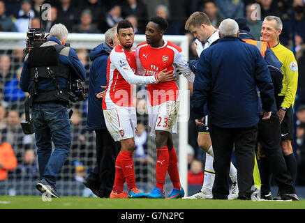 Francis Coquelin (à gauche) d'Arsenal retient Danny Welbeck, coéquipier qui montre sa frustration envers l'arbitre Martin Atkinson à mi-temps lors du match de la Barclays Premier League à White Hart Lane, Londres.APPUYEZ SUR ASSOCIATION photo.Date de la photo: Samedi 7 février 2015.Voir PA Story FOOTBALL Tottenham.Le crédit photo devrait se lire comme suit : John Walton/PA Wire.RESTRICTIONS : usage éditorial uniquement.45 images maximum pendant une comparaison.Pas d'émulation vidéo ni de promotion en direct.Aucune utilisation dans les jeux, les compétitions, les marchandises, les Paris ou les services de club/joueur unique.Aucune utilisation avec les fichiers audio, vidéo, données non officiels, Banque D'Images