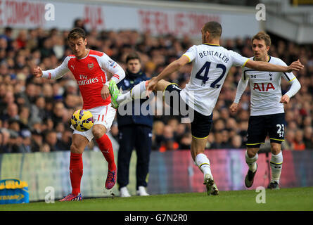 Mesut Ozil (à gauche) et Nabil Bentaleb de Tottenham Hotspur se disputent le ballon lors du match de la Barclays Premier League à White Hart Lane, Londres. APPUYEZ SUR ASSOCIATION photo. Date de la photo: Samedi 7 février 2015. Voir PA Story FOOTBALL Tottenham. Le crédit photo devrait se lire comme suit : John Walton/PA Wire. Banque D'Images