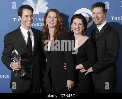 Les acteurs de « Will and Grace », de gauche à droite, Eric McCormack, Debra Messing, Megan Mullally et Sean Hayes avec leur prix Favorite Television Comedy Series. Banque D'Images