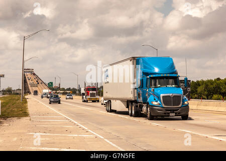 Le trafic sur l'autoroute dans la région de Westlake, USA Banque D'Images