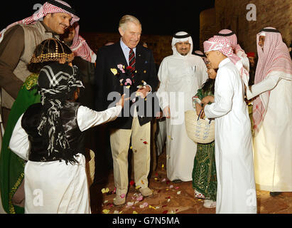 Le prince de Galles est agrémenté de pétales de fleurs lorsqu'il entre dans la vieille ville d'Al Ula, dans le nord-ouest de l'Arabie saoudite, le cinquième jour de sa visite au Moyen-Orient.APPUYEZ SUR ASSOCIATION photo.Date de la photo: Mercredi 11 février 2015.Voir PA Story ROYAL Charles.Le crédit photo devrait se lire: John Stillwell/PA Wire Banque D'Images