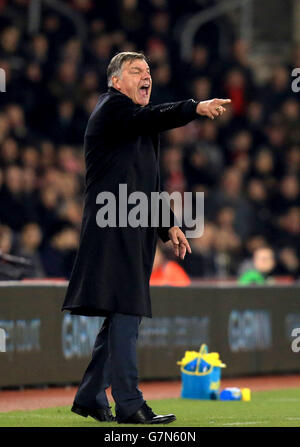 Sam Allardyce, directeur de West Ham United, se présente sur la ligne de contact lors du match de la Barclays Premier League à St Mary's, Southampton. Banque D'Images