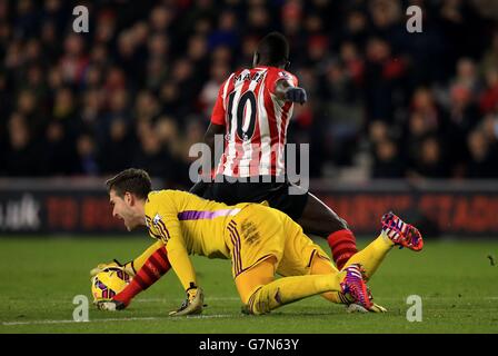 Adrian, gardien de but de West Ham United, lutte pour le ballon avec Sadio Mane (à droite) de Southampton avant d'être envoyé pour le handball à l'extérieur de la boîte lors du match de la Barclays Premier League à St Mary's, Southampton. Banque D'Images