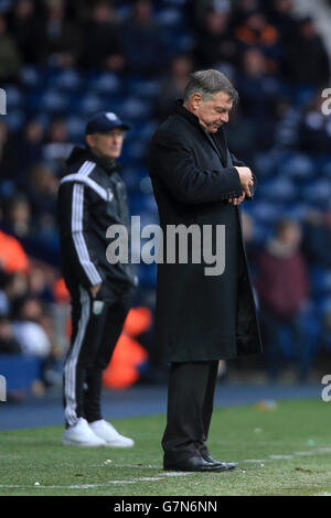 Le Manager de West Ham United Sam Allardyce vérifie sa montre sur la ligne de contact avec son côté 4-0 vers le bas, lors du match de la cinquième ronde de la coupe FA aux Hawthorns, Birmingham. Banque D'Images