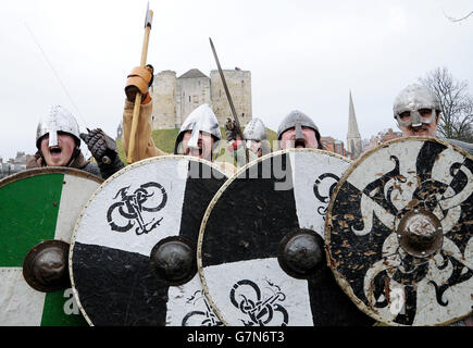 Les acteurs viking se préparent à la bataille lors du Jorvik Viking Festival, York. Banque D'Images