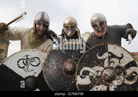 Les acteurs viking se préparent à la bataille lors du Jorvik Viking Festival, York. Banque D'Images