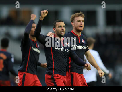 Hal Robson-Kanu (à gauche) célèbre son premier but de côté Du jeu avec Alex Pearce (à droite) Banque D'Images