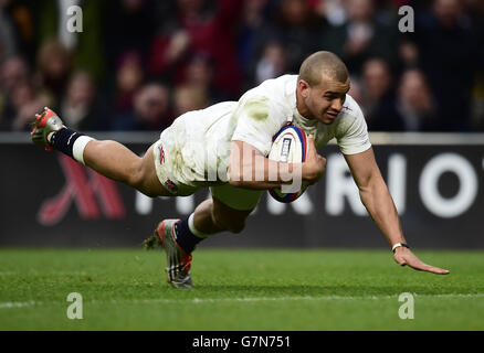 Le britannique Jonathan Joseph marque sa deuxième tentative lors du match des 6 nations à Twickenham, Londres. Banque D'Images