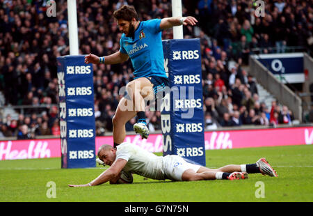 Le britannique Jonathan Joseph marque sa deuxième tentative lors du match des 6 nations à Twickenham, Londres. Banque D'Images