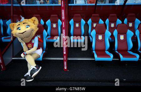 Aston Villa mascotte Bella the Lion pendant le cinquième match rond de la FA Cup à Villa Park, Birmingham. Banque D'Images