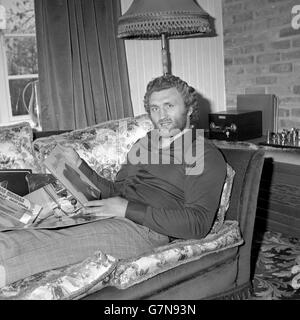 L'ancien champion britannique, européen et du Commonwealth de boxe poids lourd Joe Bugner, 25 ans, a annoncé aujourd'hui sa retraite de ce sport. Il est photographié chez lui à Wyton, Huntingdon. Banque D'Images