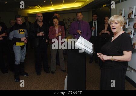 L'ancienne ministre conservatrice de l'ombre, Ann Widdecombe, lit un passage de son nouveau roman. Banque D'Images