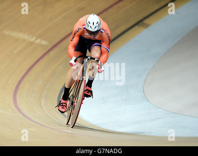 Le Matthijs Buchli des pays-Bas participe à la qualification de sprint de l'équipe masculine lors des Championnats du monde de cyclisme sur piste UCI au Velodrome National, Saint-Quentin-en-Yvelines, France. APPUYEZ SUR ASSOCIATION photo. Date de la photo: Mercredi 18 janvier 2015. Voir PA Story CYCLISME World. Le crédit photo devrait se lire comme suit : Adam Davy/PA Wire. Banque D'Images