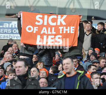 Football - Championnat Sky Bet - Blackburn Rovers / Blackpool - Ewood Park. Les fans de Blackpool protestent pendant le match Banque D'Images