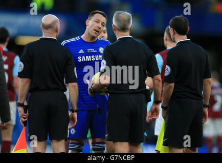 Soccer - Barclays Premier League - Chelsea / Burnley - Stamford Bridge.John Terry de Chelsea parle avec l'arbitre Martin Atkinson après le match de la Barclays Premier League à Stamford Bridge, Londres. Banque D'Images