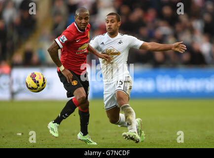 Football - Barclays Premier League - Swansea City / Manchester United - Liberty Stadium.Ashley Young de Manchester United (à gauche) s'éloigne de Wayne Routledge de Swansea City (à droite) Banque D'Images