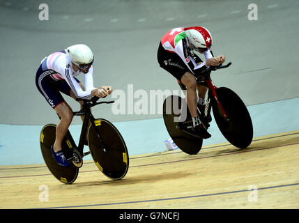 Andrew Tennant, en Grande-Bretagne, remplace Tom BOHLI, en Suisse, dans le cadre de la qualification masculine de poursuite individuelle lors du quatrième jour des Championnats du monde de cyclisme sur piste de l'UCI au Velodrome National, Saint-Quentin-en-Yvelines, en France. Banque D'Images