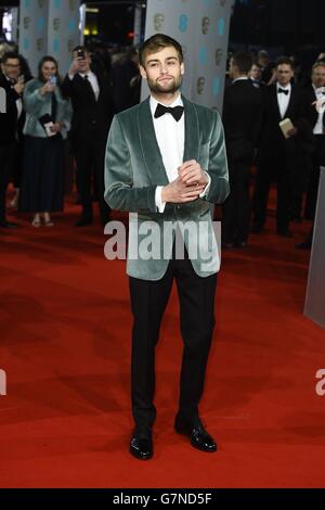 Douglas Booth en arrivant aux EE British Academy film Awards 2015, à l'Opéra Royal, Bow Street, Londres. Banque D'Images