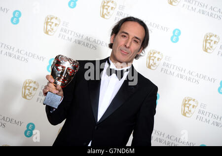 Alexandre Desplat avec le prix original de la musique pour le Grand Budapest Hotel, aux EE British Academy film Awards à l'Opéra Royal, Bow Street à Londres. APPUYEZ SUR ASSOCIATION photo. Date de la photo: Dimanche 8 février 2015. Voir l'histoire de PA SHOWBIZ BAFTA. Le crédit photo devrait se lire comme suit : Dominic Lipinski/PA Wire Banque D'Images