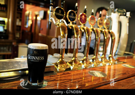 Une pinte de Guinness dans un pub de Dublin, Irlande Banque D'Images