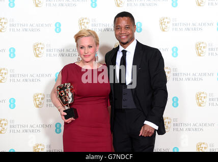 Patricia Arquette avec le prix de la meilleure actrice de soutien pour Boyhood aux côtés de Cuba Gooding Jnr, à l'EE British Academy film Awards au Royal Opera House, Bow Street à Londres. APPUYEZ SUR ASSOCIATION photo. Date de la photo: Dimanche 8 février 2015. Voir l'histoire de PA SHOWBIZ BAFTA. Le crédit photo devrait se lire comme suit : Dominic Lipinski/PA Wire Banque D'Images