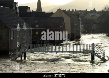 Un pont à Peebles, en Écosse, est à la frontière après de fortes pluies. Banque D'Images