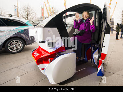 Brenda Stevenson, 82 ans, de Greenwich, se trouve à l'intérieur d'un prototype de la nacelle sans conducteur Pathfinder, qui sera le premier véhicule autonome au Royaume-Uni à travailler sur des sentiers publics, qui a été dévoilé aujourd'hui par le transport Systems Catapult lors d'un événement de lancement du gouvernement à Greenwich, Londres. Banque D'Images