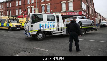 REMARQUE EDS :NUMBERPLATE A ÉTÉ PIXÉLISÉ PAR la PA PICTUREDESK À LA DEMANDE DE LA POLICE Merseyside les policiers emportent une voiture sur une chargeuse basse près de la boutique sur Prescot Road, Liverpool, après que la police anti-terroriste a arrêté un suspect et a fouillé cinq adresses à Merseyside à la suite de raids ce matin. Banque D'Images