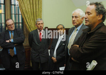 Le Secrétaire aux Affaires étrangères de l'ombre Michael Ancram (L), le Secrétaire aux Affaires étrangères Jack Straw, le Haut Commissaire Sri Lankais Faisz Musthapha et le député de Totnes Anthony Steen écoutent l'hôtelier sri-lankais Geoffrey Dobbs lors du lancement par Steen de "Fish and Ships". Banque D'Images