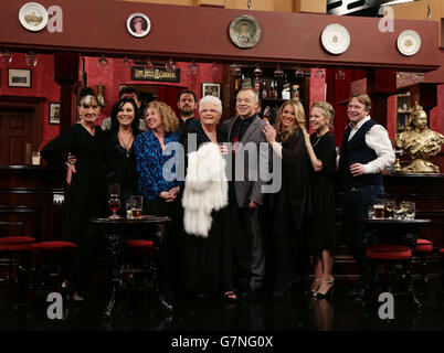 (Gauche-droite) June Brown, Jessie Wallace, John Altman, Jane Slaughter, Danny Dyer,PAM St Clement, Graham Norton, Letitia Dean, Kellie Bright et Adam Woodyatt pendant le tournage d'un épisode spécial du Graham Norton Show pour célébrer les 30 ans d'EastEnders, aux London Studios, dans le sud de Londres, qui sera diffusé le lundi 16 février. Banque D'Images