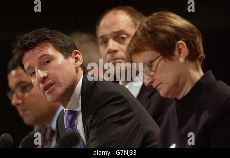 Lord COE (à gauche), président de la candidature olympique de Londres 2012, est accompagné sur la plate-forme par Tessa Jowell, secrétaire d'État à la Culture, aux médias et aux Sports (à droite) et cinq fois médaillé d'or olympique en aviron, Sir Steven Redgrave (au milieu), président du groupe consultatif des athlètes pour la candidature. Banque D'Images