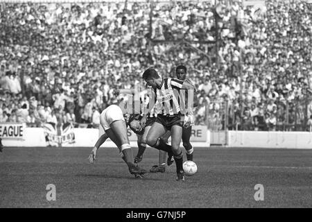 Football - aujourd'hui League Division One - Nottingham Forest / Newcastle United - City Ground.Paul Gascoigne, de Newcastle United, est attaqué par Neil Webb, de Nottingham Forest. Banque D'Images