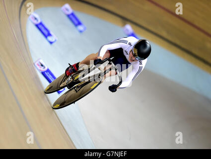 Victoria Williamson en Grande-Bretagne lors de la finale d'essai féminine de 500 m Time au cours du deuxième jour des Championnats du monde de cyclisme sur piste UCI au Velodrome National, Saint-Quentin-en-Yvelines, France. Banque D'Images