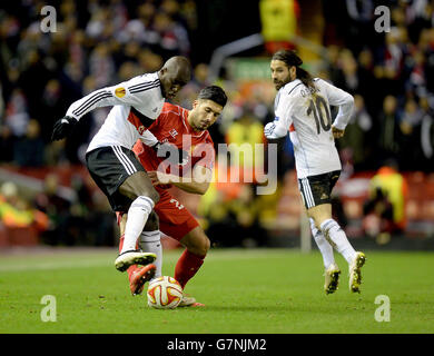 Demba Ba de Besiktas (à gauche) et Emre de Liverpool peuvent se battre pour le ballon lors du match de l'UEFA Europa League à Anfield, Liverpool. Banque D'Images