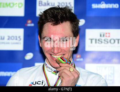 Lucas Liss, en Allemagne, célèbre avec sa médaille d'or après avoir remporté la finale de la course de grattage masculine lors du deuxième jour des Championnats du monde de cyclisme sur piste UCI au Velodrome National, Saint-Quentin-en-Yvelines, France, le 19 février 2015. Banque D'Images