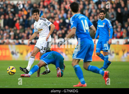 Jack Cork de Swansea City (à gauche) en action pendant le match de la Barclays Premier League au Liberty Stadium, Swansea. Banque D'Images