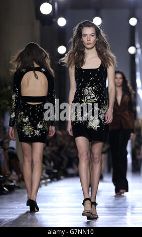 Modèles sur la passerelle du Topshop unique automne/hiver 2015 au Tate Britain pendant la Fashion Weekn de Londres. Banque D'Images