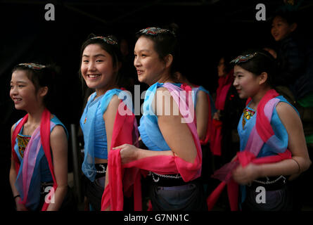 Des artistes de l'Académie chinoise de la culture irlandaise attendent de prendre la scène pendant l'expérience du New Year Carnival chinois dans le centre-ville de Dublin. Banque D'Images