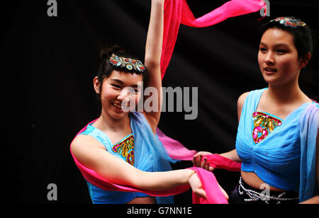 Des artistes de l'Académie chinoise de la culture irlandaise Ciara Liu (à gauche) et Christina Chan attendent de prendre la scène pendant l'expérience du New Year Carnival chinois dans le centre-ville de Dublin. Banque D'Images