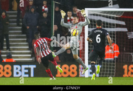 Simon Mignolet, gardien de but de Liverpool, enregistre un cliché d'Eljero Elia de Southampton lors du match de la Barclays Premier League à St Mary's, Southampton. Banque D'Images