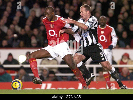 FA Barclays Premiership - Arsenal / Newcastle United - Highbury.Patrick Vieira d'Arsenal (à gauche) lutte contre Alan Shearer de Newcastle United. Banque D'Images