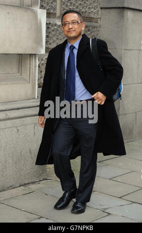 L'officier népalais de l'armée, le colonel Kumar Lama, 47 ans, de St Peters Road, St Leonards-on-Sea, East Sussex, quitte le Old Bailey, à Londres, où il est accusé d'infliger de graves douleurs ou souffrances lorsqu'il agissait à titre officiel. Banque D'Images