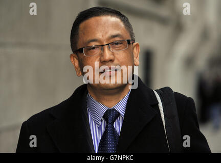 L'officier népalais de l'armée, le colonel Kumar Lama, 47 ans, de St Peters Road, St Leonards-on-Sea, East Sussex, quitte le Old Bailey, à Londres, où il est accusé d'infliger de graves douleurs ou souffrances lorsqu'il agissait à titre officiel. Banque D'Images